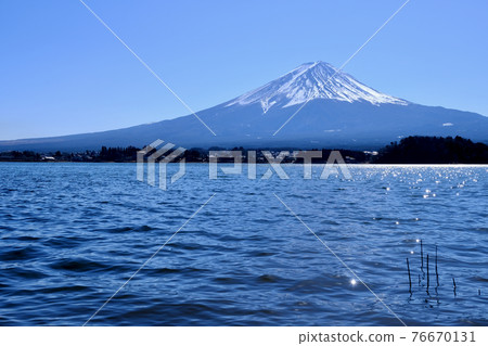 [山梨縣]從河口湖（冬季）看的富士山 76670131