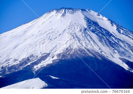 [山梨]從全景看台看的山中湖和富士山（冬季） 76670168