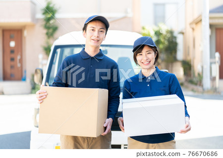 Delivery staff men and women with cardboard 76670686