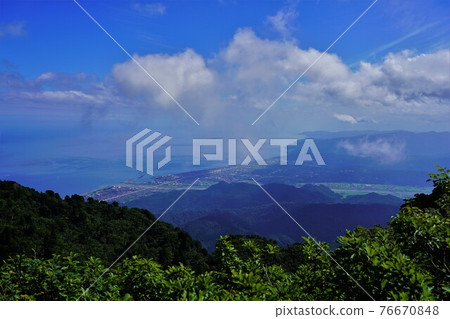 Cityscape of the Sea of Japan and Itoigawa from Mt. Kurohime 76670848