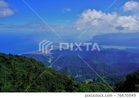 Cityscape of the Sea of Japan and Itoigawa from Mt. Kurohime 76670849