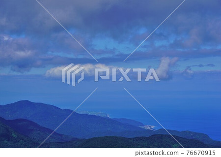 Sea of Japan and airplane-shaped clouds from Mt. Kurohime 76670915