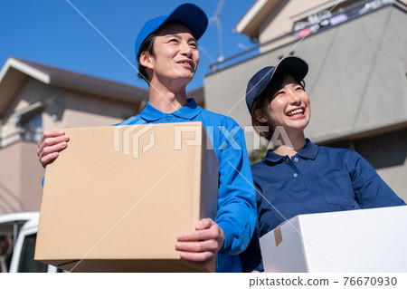 Delivery staff men and women with cardboard 76670930