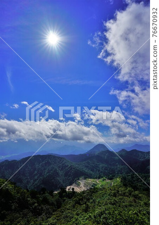 Blue sky and sun over Mt. Kurohime 76670932