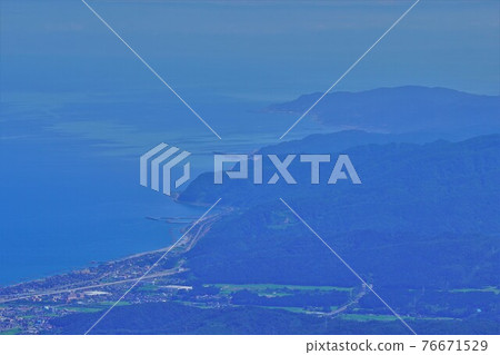 The coastline of the Sea of Japan from Mt. Kurohime 76671529