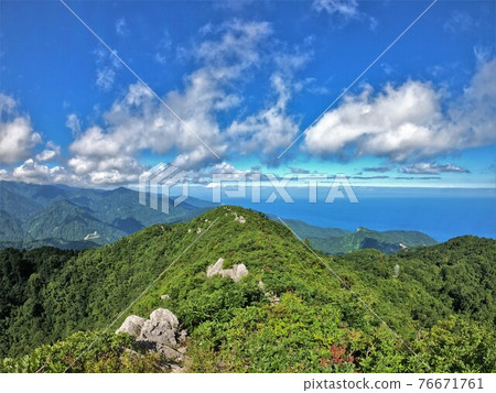 The ridgeline of Mt. Kurohime and the Sea of Japan 76671761