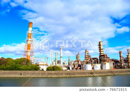 Scenery of Yokkaichi City, a complex of factory facilities Scenery of Yokkaichi City, a complex of factory facilities 76671915