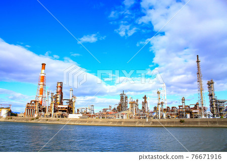 Scenery of Yokkaichi City, a complex of factory facilities 76671916