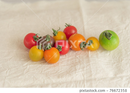 Colorful colorful cherry tomatoes 76672358