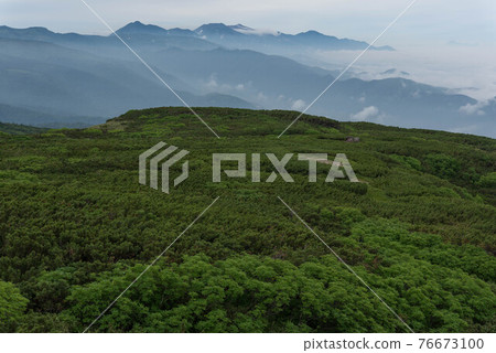 Looking at the Tokachi mountain range from a full-length mirror 76673100