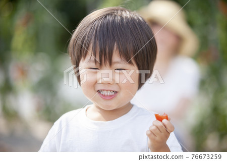 Children eating tomatoes Children eating tomatoes 76673259