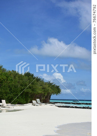 Beach resort, maldives 76674792