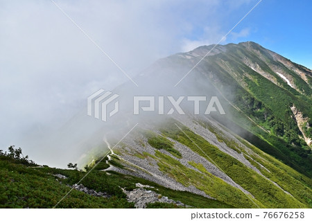 從船越能登到光蓮山的山脊線和山脊線上的雲彩 76676258