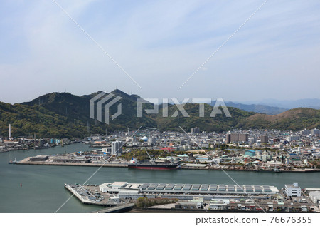 從五台山眺望高知市的高華台、高知港、潮江周邊地區 76676355