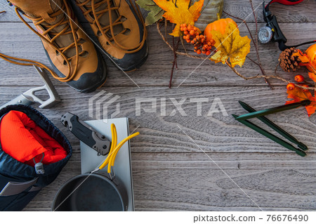 秋季木紋背景登山工具圖片鳥瞰拍攝素材 76676490
