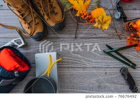 秋季木紋背景登山工具圖片鳥瞰拍攝素材 76676492