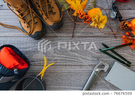 秋季木紋背景登山工具圖片鳥瞰拍攝素材 76676509