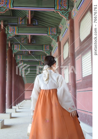 一個女人在 chima jeogori 中行走的背影 一個女人在 chima jeogori 中行走的背影 76676761