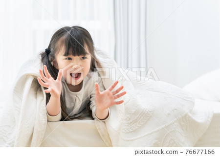 A girl playing hide-and-seek at home, child-rearing, child-rearing 76677166