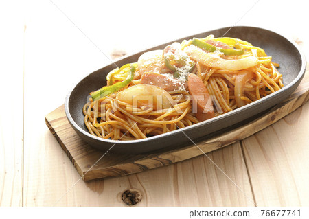Hot Neapolitan with onions, peppers and wieners served on an iron plate Hot Neapolitan with onions, peppers and wieners served on an iron plate 76677741
