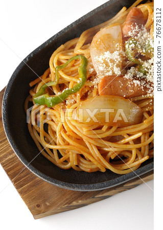 Photographed hot Neapolitan with onions, peppers, and wieners on an iron plate on a white background (overhead view) 76678112