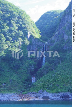 Shiretoko Peninsula, Hokkaido Sulfur Waterfall (Yoshipetu Waterfall) 76678113