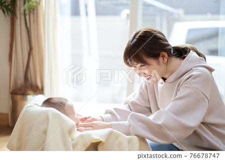 亞洲媽媽和寶寶一起玩 亞洲媽媽和寶寶一起玩 76678747