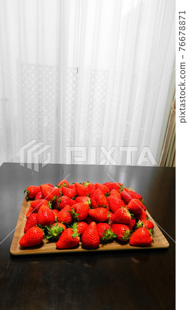 白色窗簾餐桌上堆放草莓（立式構圖） 4358 76678871