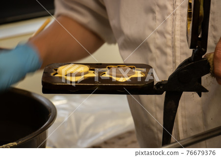 Place the bean paste and dough in the mold and make the bun Place the bean paste and dough in the mold and make the bun 76679376