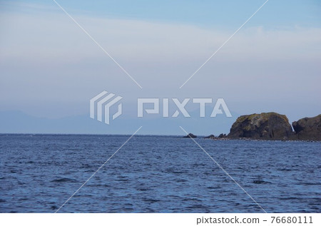 從北海道知床半島的遊輪上欣賞知床岬和國後島 從北海道知床半島的遊輪上欣賞知床岬和國後島 76680111