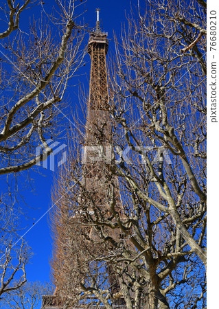 2021 年 3 月 6 日從法國巴黎戰神廣場看到的埃菲爾鐵塔正在翻修中。 76680210