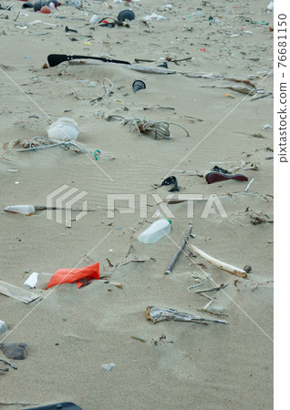 Marine debris that has washed away 76681150