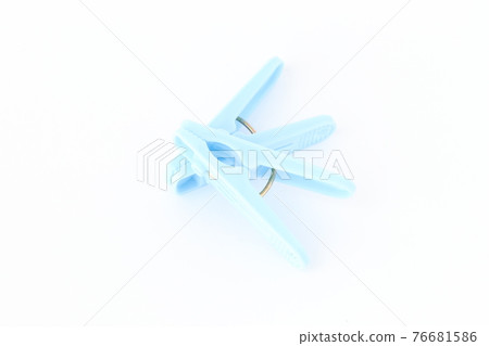 白色背景上的淺藍色衣夾 白色背景上的淺藍色衣夾 76681586