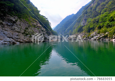 Oboke Koboke, Oboke sightseeing boat, image of a pleasure boat on the surface of the water lined with strange rocks, Shikoku, Miyoshi City, Tokushima Prefecture (2) 76683055