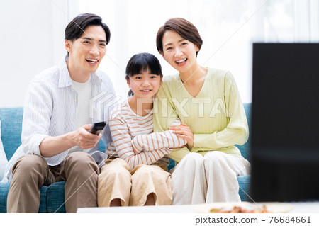 看電視的年輕家庭 76684661