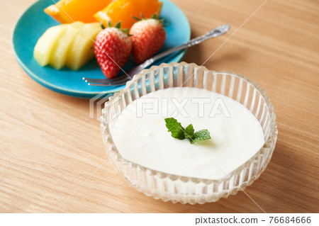 plain yogurt 76684666
