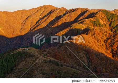 Omote ridge and Mt. Tono in the sunrise seen from Sannoto 76685295