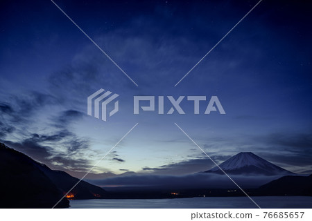 (Yamanashi Prefecture) The sky before dawn and the silhouette of Mt. Fuji, Lake Motosu (Yamanashi Prefecture) The sky before dawn and the silhouette of Mt. Fuji, Lake Motosu 76685657