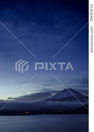 (Yamanashi) The sky before dawn and Mt. Fuji (Yamanashi) The sky before dawn and Mt. Fuji 76685658