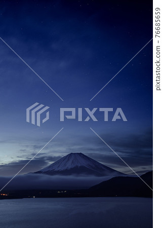 (山梨)黎明前的天空和富士山 (山梨)黎明前的天空和富士山 76685659