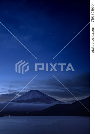 (山梨縣)黎明的星空和富士山/本栖湖 (山梨縣)黎明的星空和富士山/本栖湖 76685660
