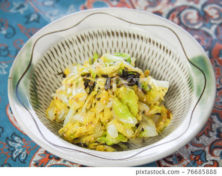 Spring cabbage with salt and kelp Spring cabbage with salt and kelp 76685888