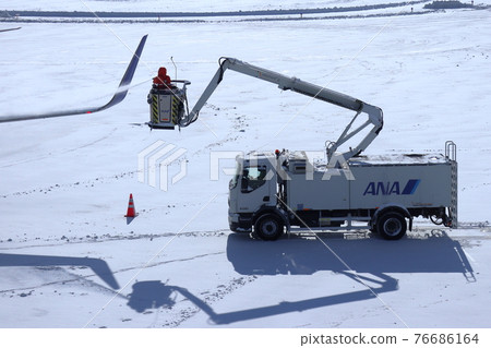 Snow removal on the aircraft with a deicing car 76686164