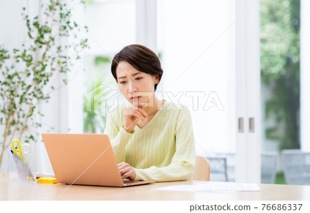 患有遠程辦公的中年婦女 76686337