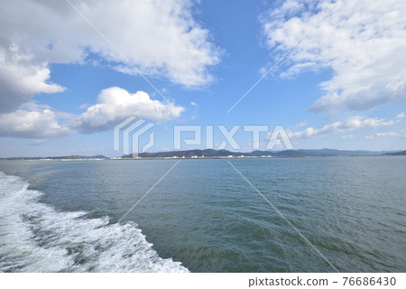 Ishinomaki Port and wake seen from offshore 76686430