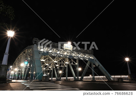 夜晚燈火通明的西川橋 76686628