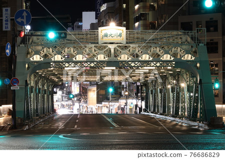 夜晚燈火通明的西川橋 夜晚燈火通明的西川橋 76686829