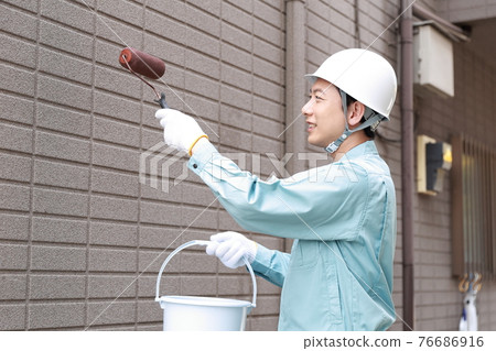 男性工人畫房子的外牆 76686916