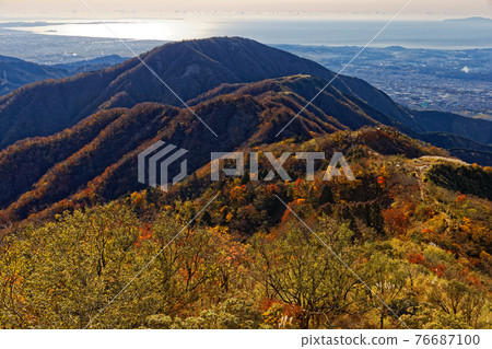 Sannoto of autumn leaves and the sea of Shonan seen from Tanzawa Omote Ridge Sannoto of autumn leaves and the sea of Shonan seen from Tanzawa Omote Ridge 76687100