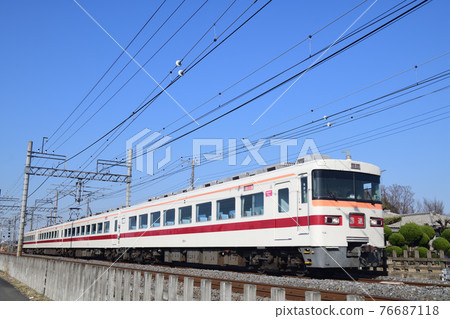 n 日光線上運行的東武鐵道350型列車 76687118